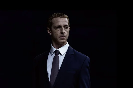 От Succession до Facebook - защо Джеръми Стронг се съгласи да играе Марк Зукърбърг