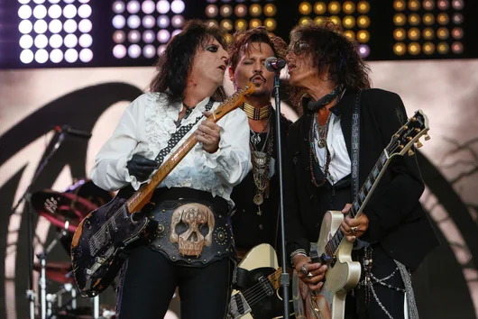 Джони Деп и Джо Пери на китара, Алис Купър - вокали: Hollywood Vampires идват в София