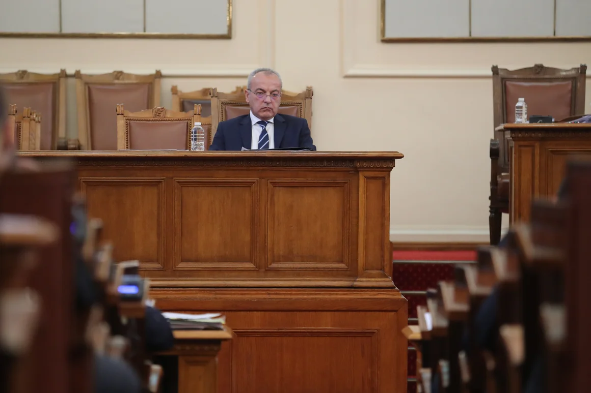 ЕК иска съкращаване на разходите в България, но кабинетът още не представя план