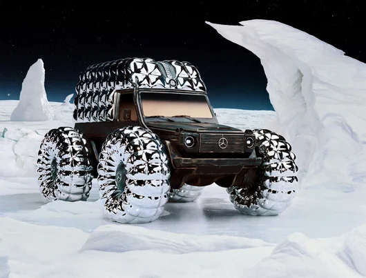 Mercedes и Moncler "облякоха" G-класата в пухено яке