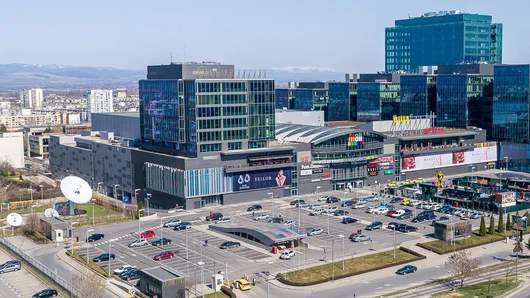 Братът на Весела Лечева купи бившата централа на Piraeus Bank за своя MVF Holding