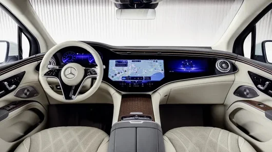 Mercedes вкарва ChatGPT в колите