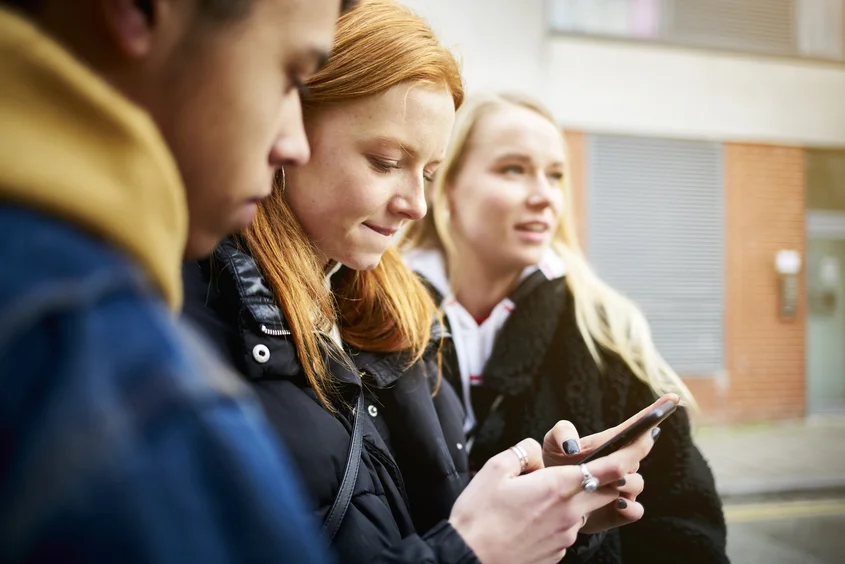 teenagers_texting