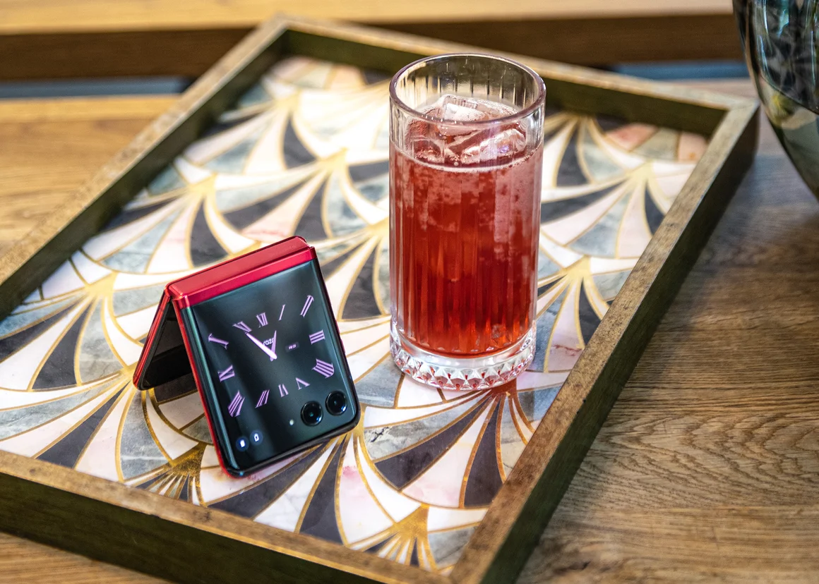 Motorola Razr 40 Ultra - телефон и половина 
