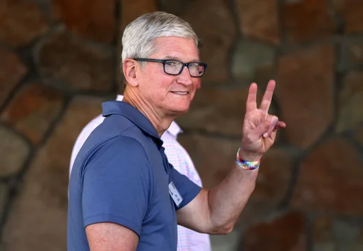 Директорът на Apple отиде в Китай, където iPhone 15 не се представя добре