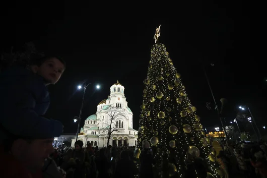 Елхата на София грейна на ново място. ГЕРБ не хареса шоуто на Терзиев