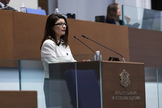 Десислава Атанасова показа справка от Турция заради спора с полетите 