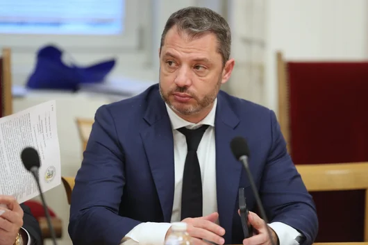 Делян Добрев и двама бивши министри ще развиват батерийни системи и дейта център