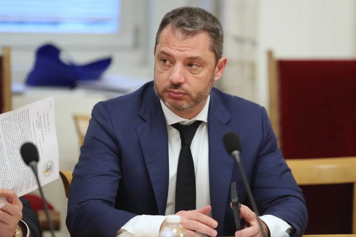Делян Добрев и двама бивши министри ще развиват батерийни системи и дейта център