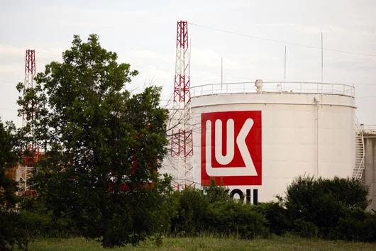 Може ли България да продаде "Нефтохим" без съгласието на "Лукойл"?