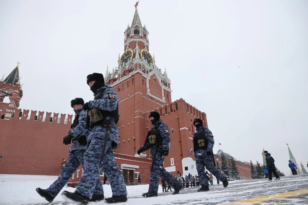 Санкциите срещу Русия започват да разклащат военната ѝ икономика
