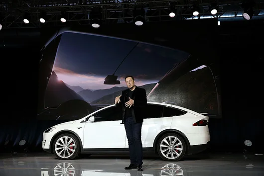 Акциите на Tesla се сринаха с близо 8%