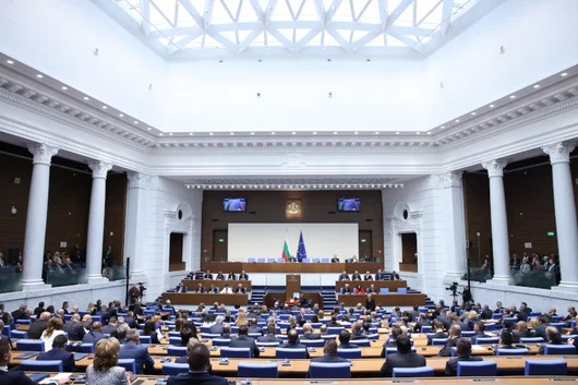Парламентът взе и разузнаването, и СРС-ата от Румен Радев