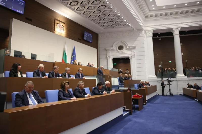 ГЕРБ, БСП и ИТН "взимат" ДАНС от президента със закон. Връщат времето, когато Пеевски беше избран за шеф