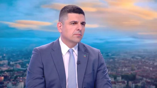 След акцията на ПП: депутат алармира за антипаркинг колчета пред служебния вход на парламента