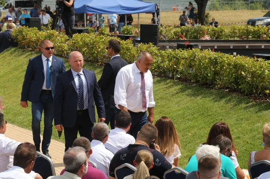 Полуоставка на Борисов и агресия срещу журналисти: Събранието на ГЕРБ в снимки