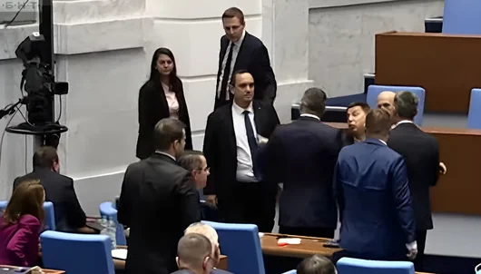 Депутати от "Възраждане" и "Ново начало" стигнаха до сблъсък в парламента