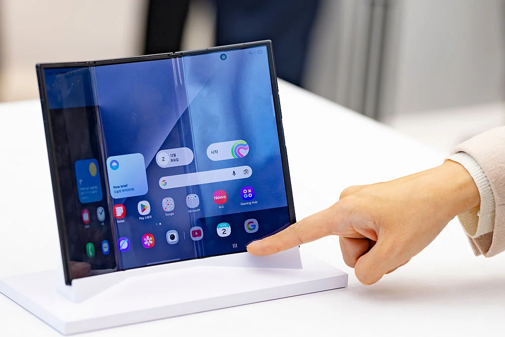 Galaxy Z TriFold - телефонът, който става таблет