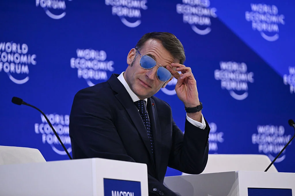 Защо френският президент Еманюел Макрон не сваля слънчевите очила в Давос