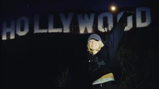 Сидни Суини окичи знака Hollywood със сутиените си и забърка нов скандал