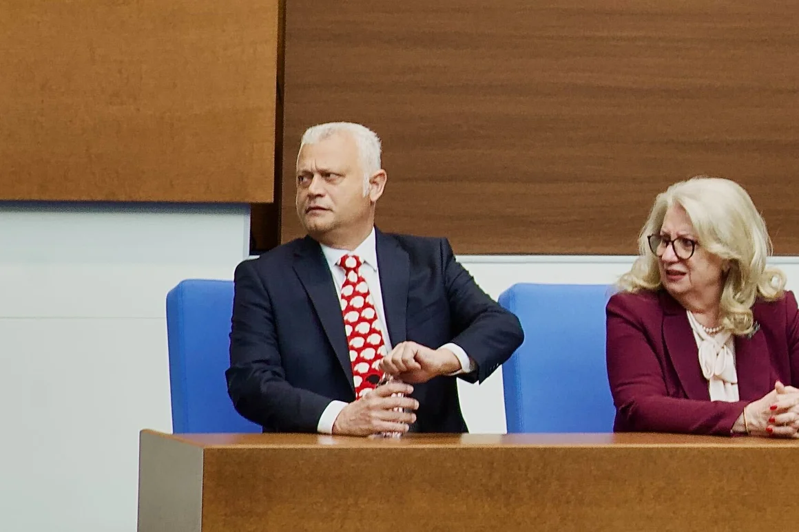 Дрескод "Черна овца" и посланието на Емил Дечев към Народното събрание