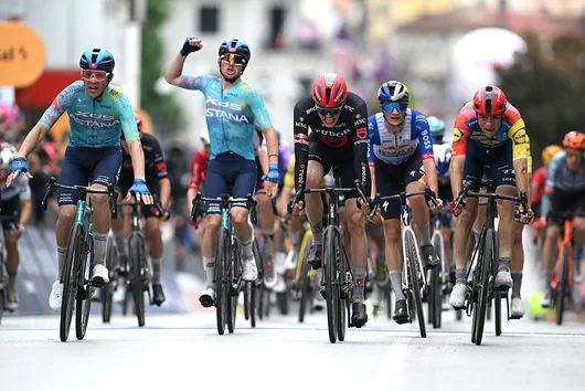 Ново масово падане и изненадващ победител във втория етап на Giro d'Italia