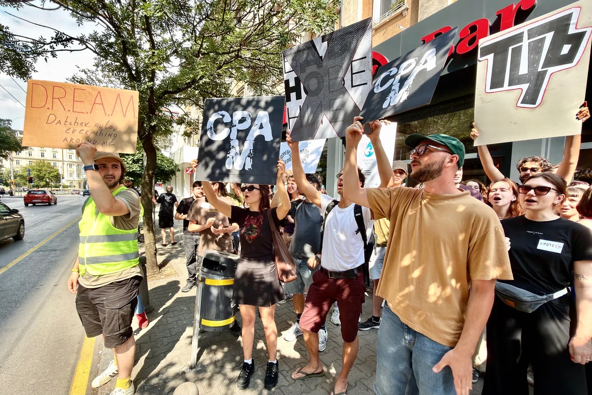 МОН ще помирява ръководството на НАТФИЗ и протестиращите студенти