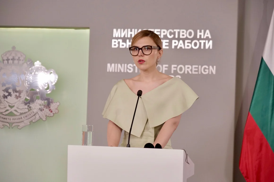 Голото рамо на външната министърка на официална среща предизвика дебат, а кадърът изчезна