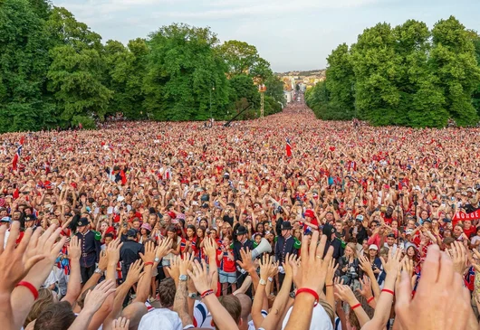 Над 100 000 посрещнаха героите от Норвегия с масово викингско гребане след Световното
