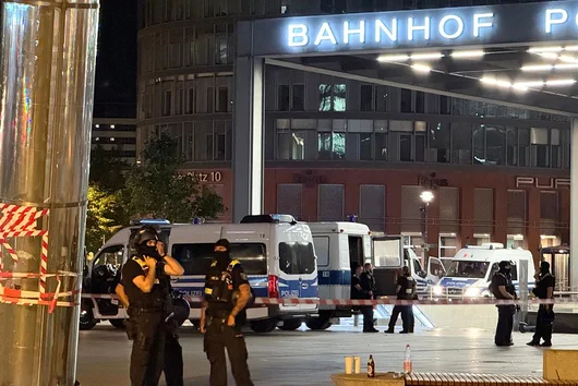 Полицията издирва заподозрения за кървавата атака на прайда в Берлин