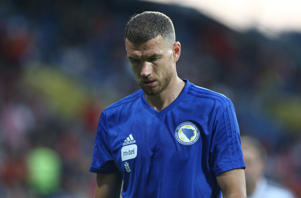Капитанът на отбора, Един Джеко, открито разкритикува решението, като се възмути от идеята да играе срещу Русия на фона на агресията ѝ в Украйна.