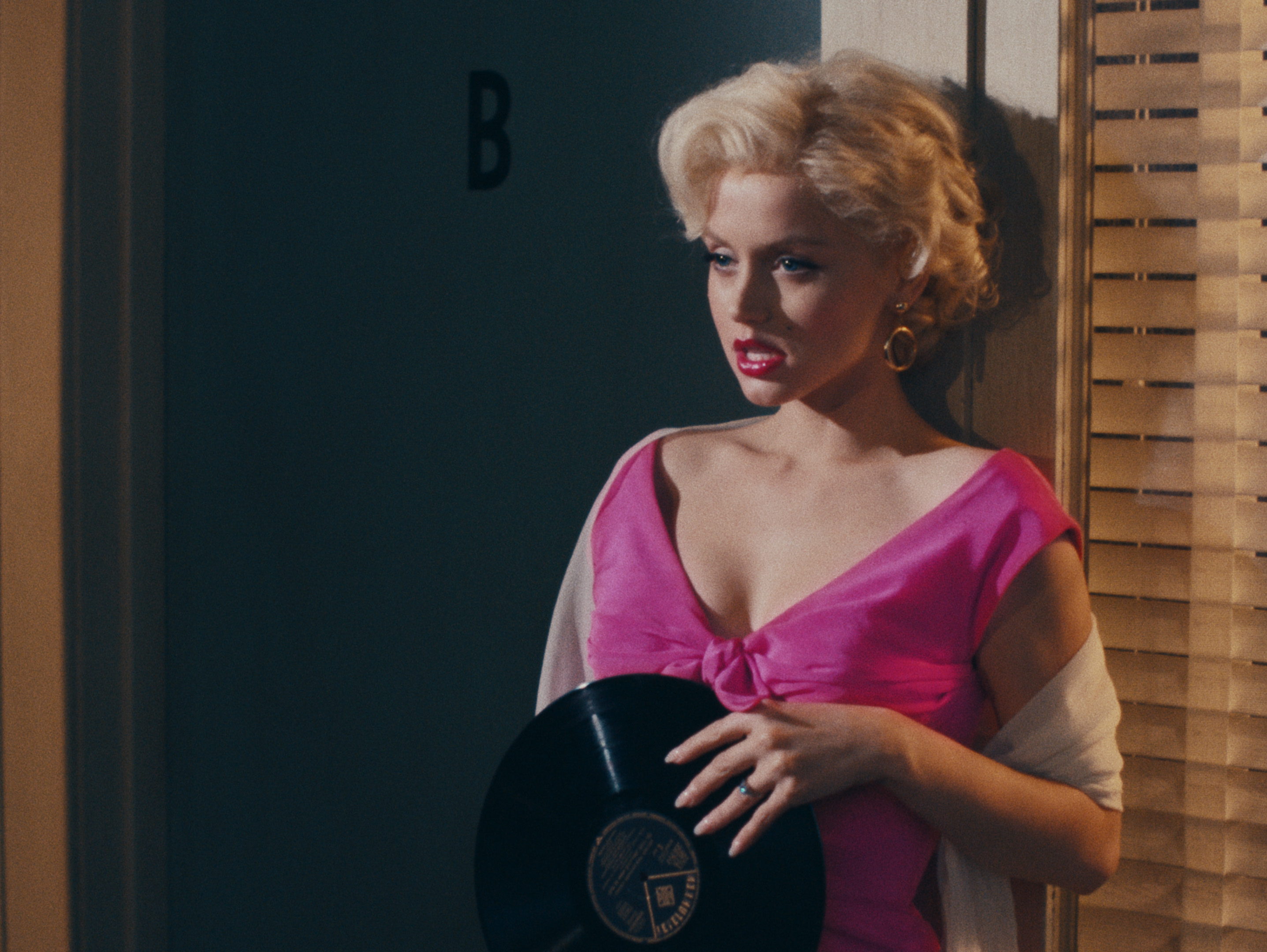 Историята във филма за Мерлин Монро "Blonde" е създадена по романа на Джойс Карол Оутс, който описва живота на Мерилин Монро през размитите граници на публичния ѝ образ и личния ѝ свят.