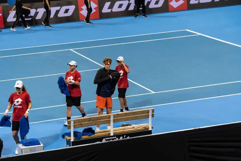 Марина Сивенова Яник Синер се облича след мача с Холгер Руне на Sofia Open 2022