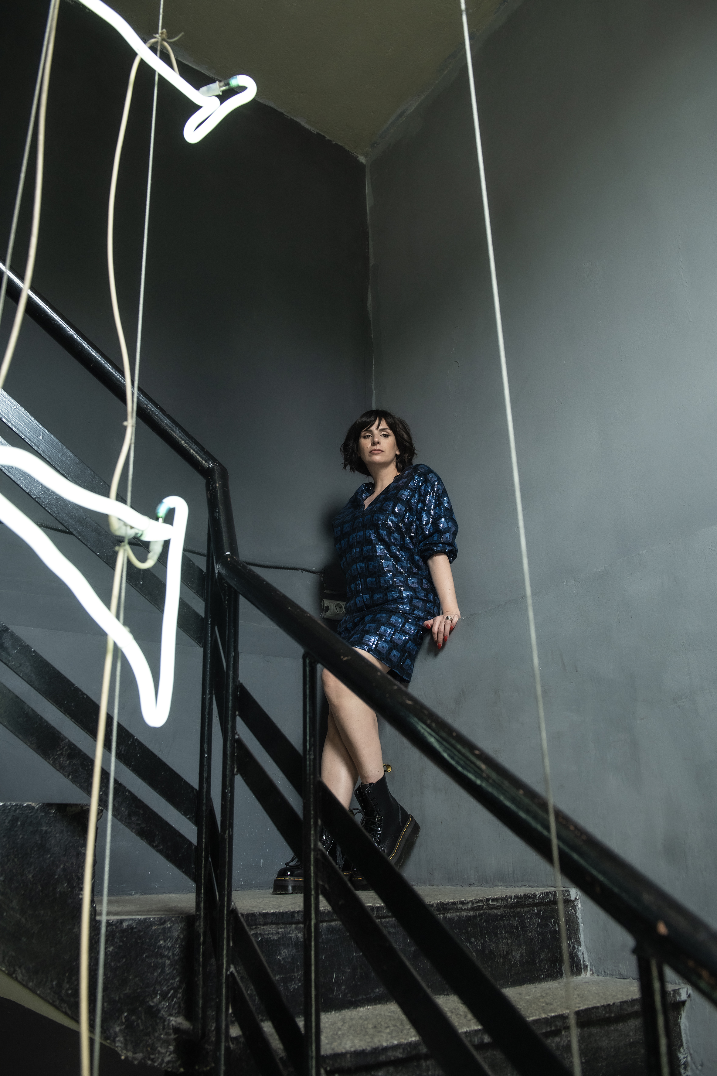Мария Илиева от LaMartinia, рокля с пайети, кубинки dr. martens