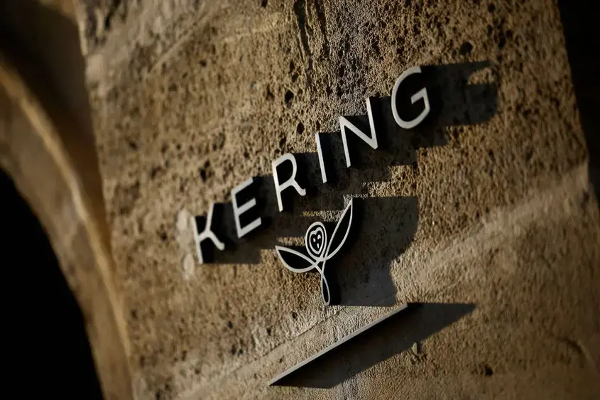 Kering купува 30% от Valentino