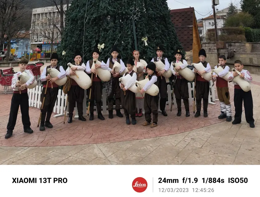 Детски гайдарски състав Апостол Кисьов 101 каба гайди