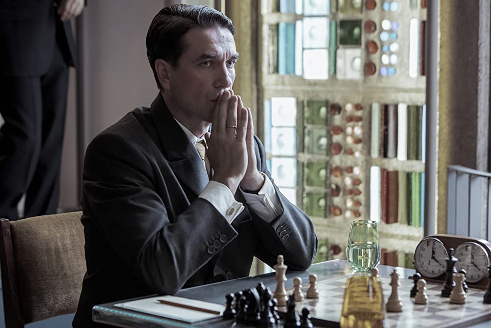 Марчин Дорочински като руския играч Василий Богро - The Queen's Gambit
